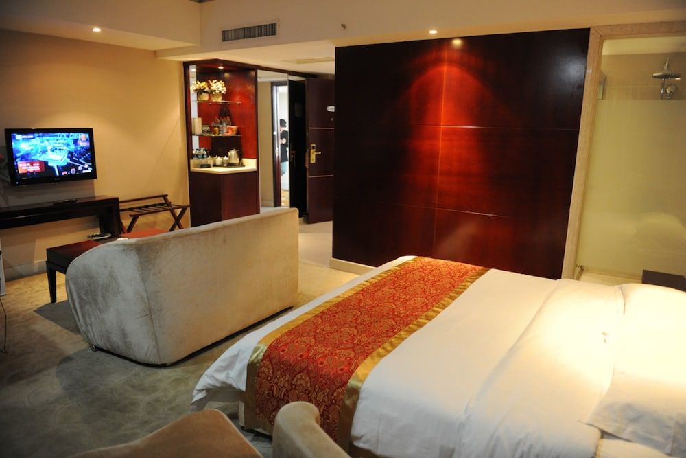Business Queen Room (Attached Building)