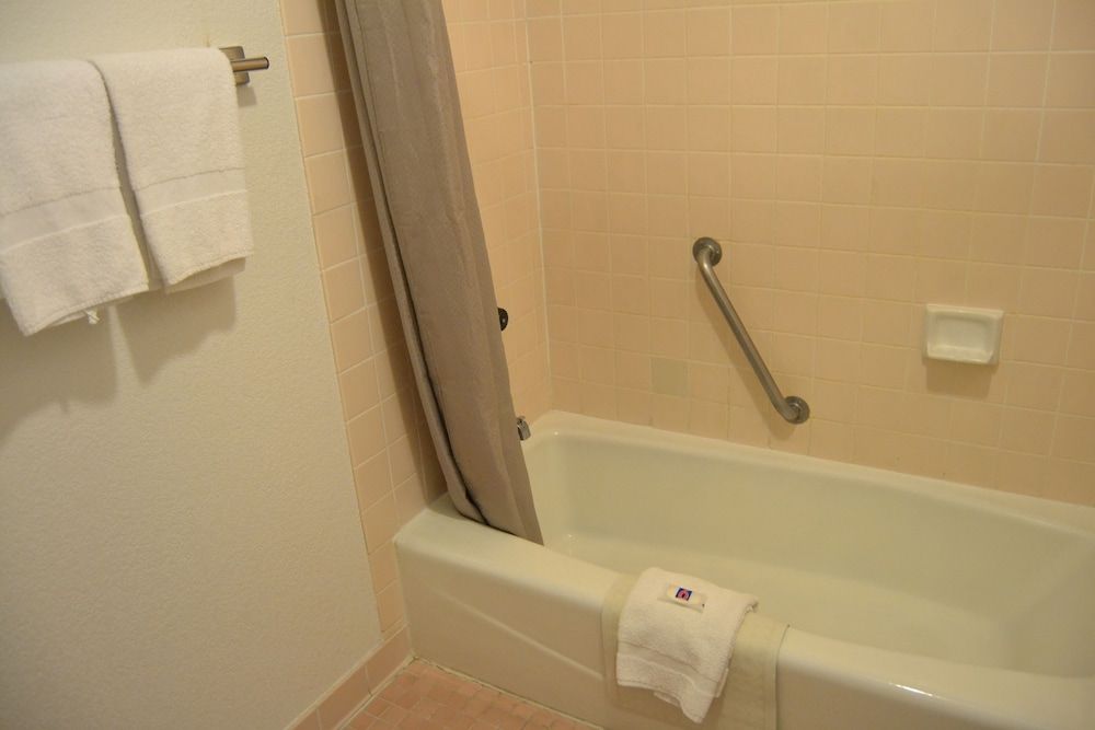 Motel 6 Oakdale, CA Deluxe Room, 1 King Bed, Non Smoking, Kitchen 8