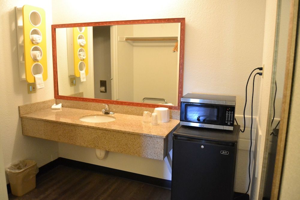 Motel 6 Oakdale, CA Deluxe Room, 1 King Bed, Non Smoking, Kitchen 6