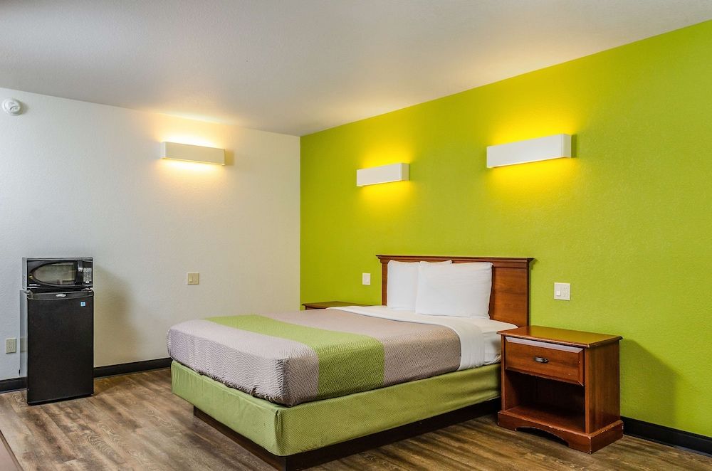 Motel 6 Oakdale, CA Deluxe Room, 1 King Bed, Non Smoking, Kitchen 5