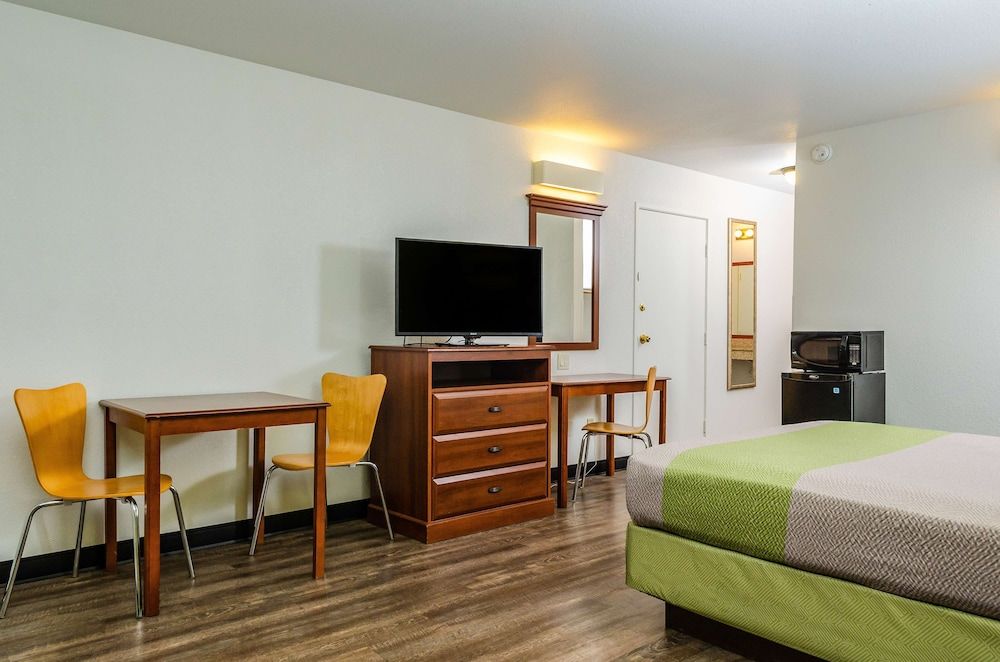 Motel 6 Oakdale, CA Deluxe Room, 1 King Bed, Non Smoking, Kitchen