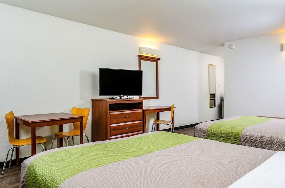 Motel 6 Oakdale, CA Standard Room, 2 Queen Beds, Non Smoking 4