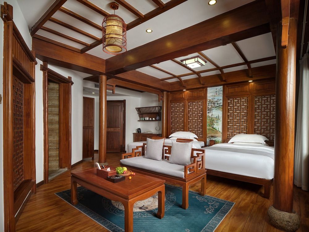 Lee's Boutique Resort Deluxe Twin Room with Balcony and Lake View
