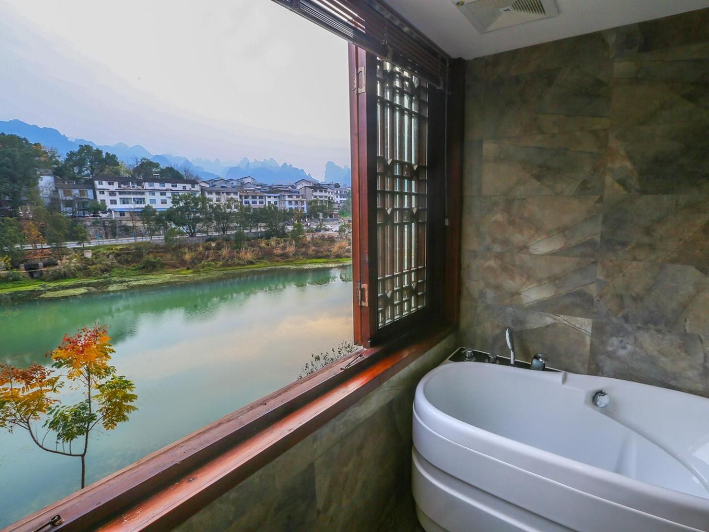 Lee's Boutique Resort Deluxe Double Room with Balcony 3