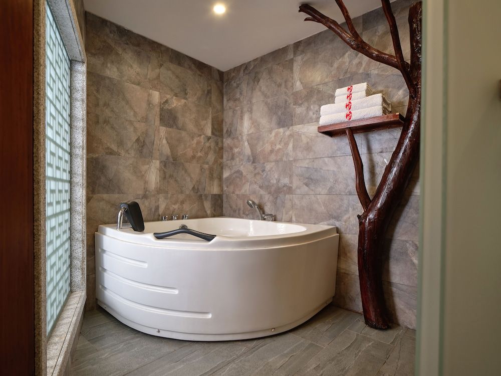 Lee's Boutique Resort Twin Room with Lake View 8