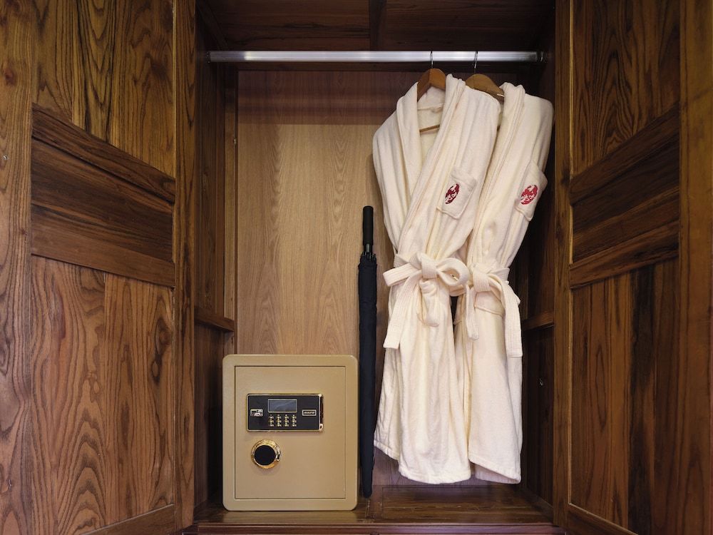 Lee's Boutique Resort Twin Room with Lake View 11