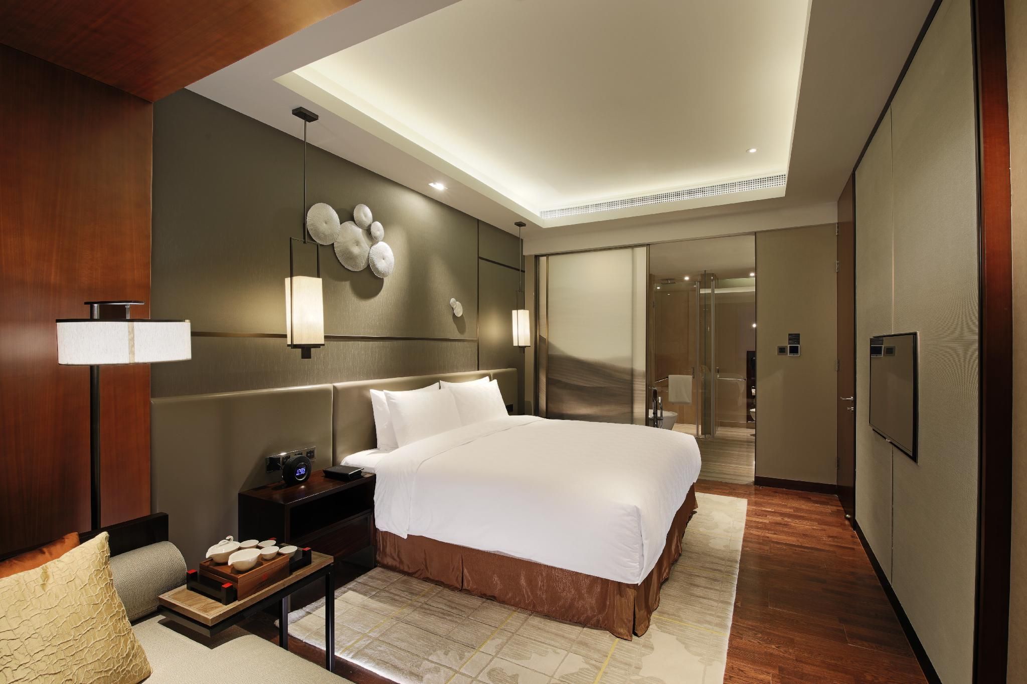1 King 1 Bedroom Suite Lounge Access