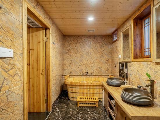 Qing She Elegant Double Bed Room - Bathtub + Tranquil Environment