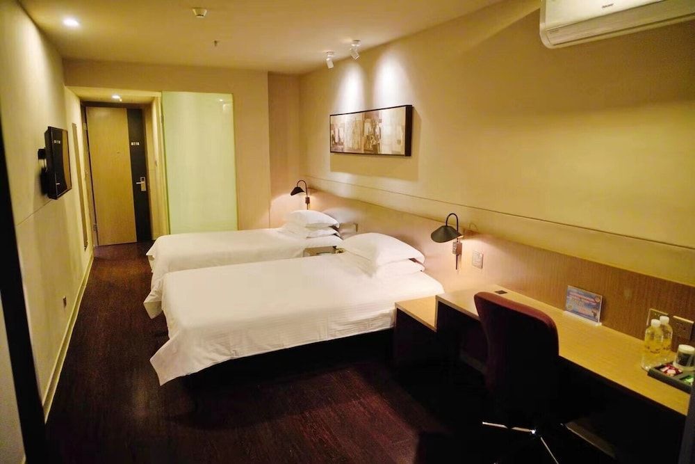 Twin Room (B)