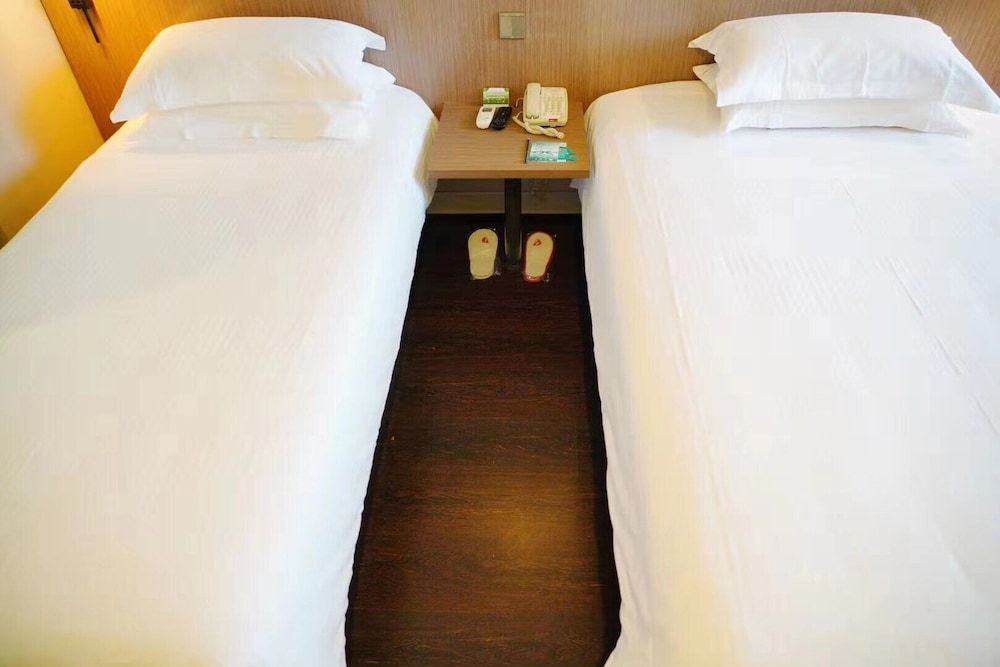 Twin Room (B)