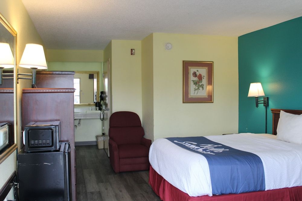 Room, 1 Queen Bed, Accessible, Non Smoking (Mobility/Hearing/Roll-In Shower)