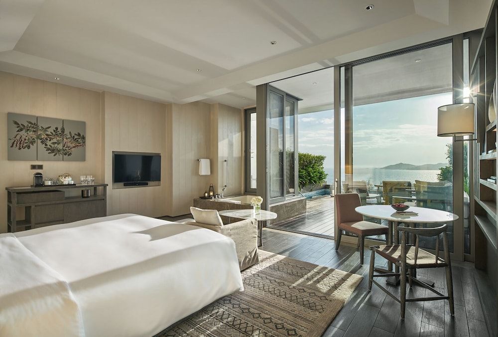 Panoramic Ocean View Pool King