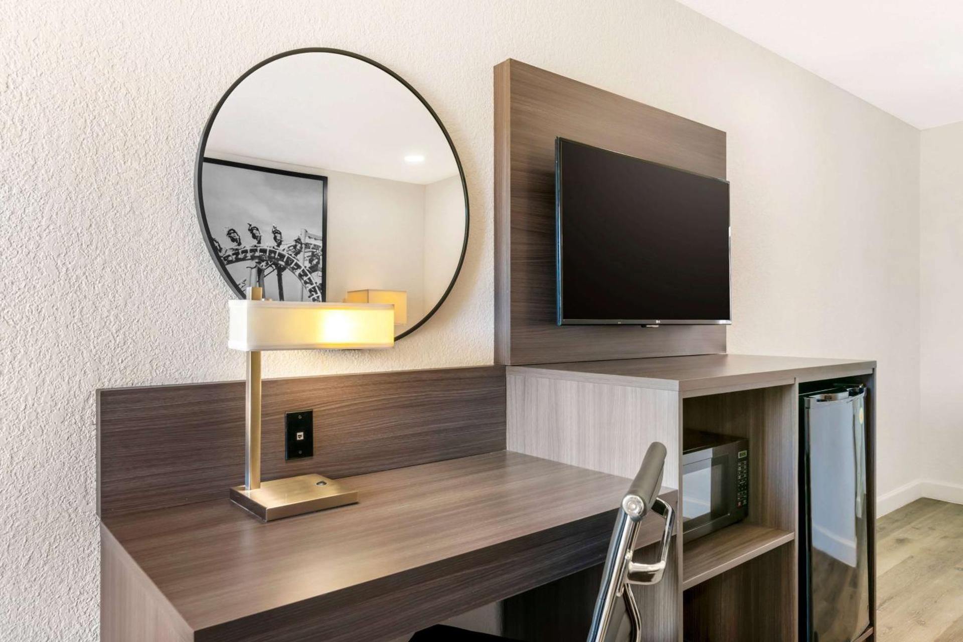 King Room with Bath Tub - Mobility Accessible/Non-Smoking