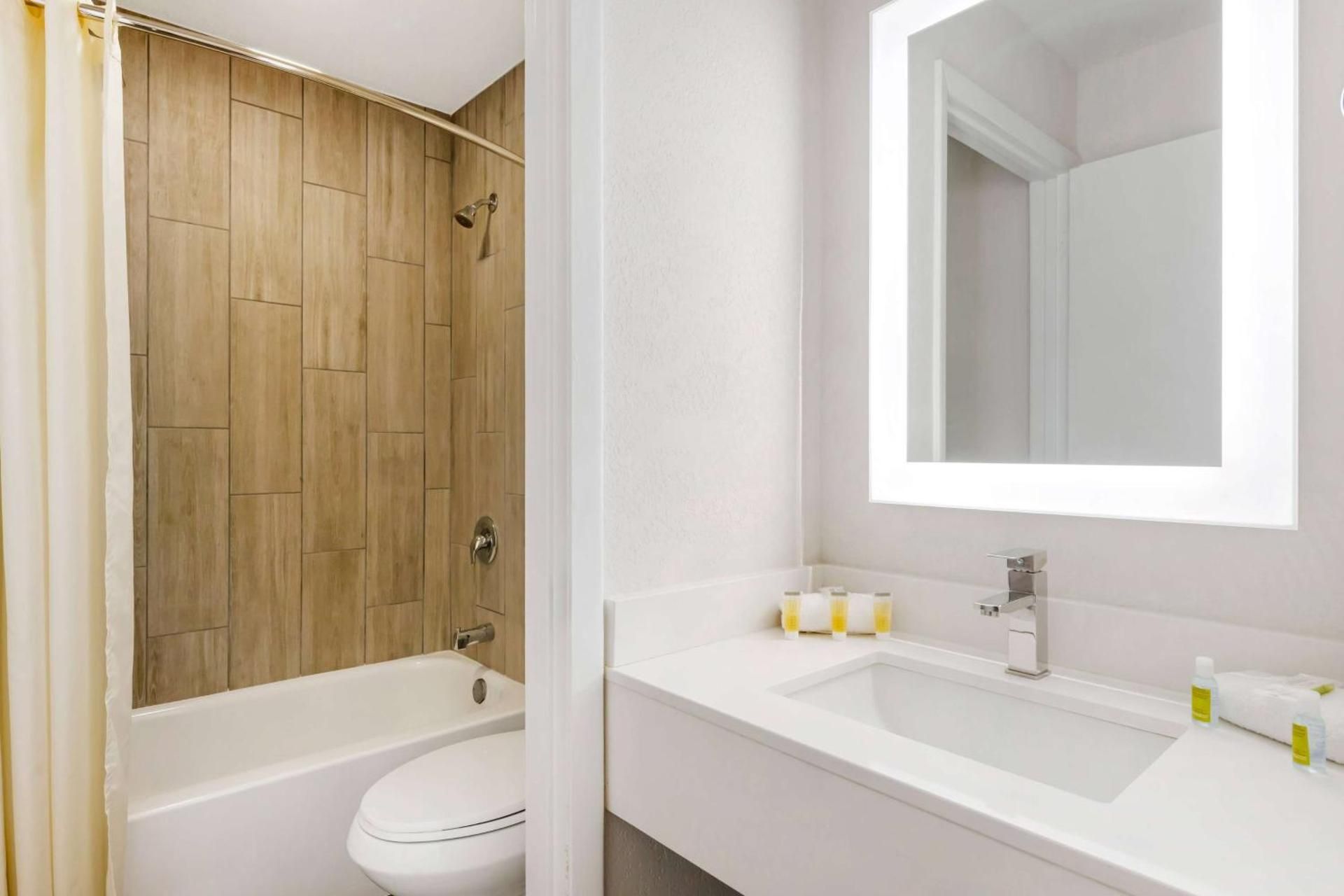 undefined Super 8 by Wyndham Orlando Near Florida Mall 5