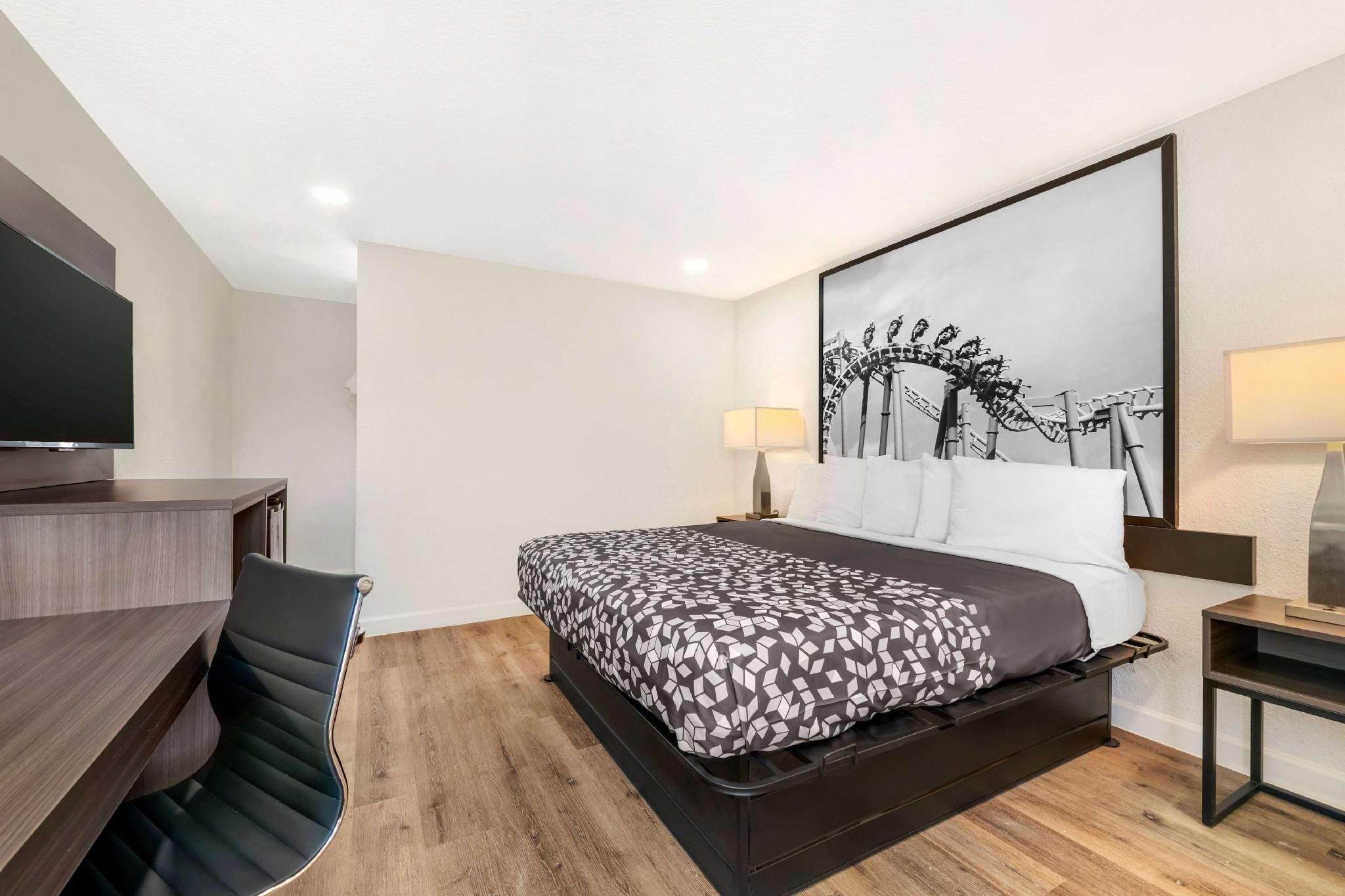 Super 8 by Wyndham Orlando Near Florida Mall 1 King Bed, Non-Smoking