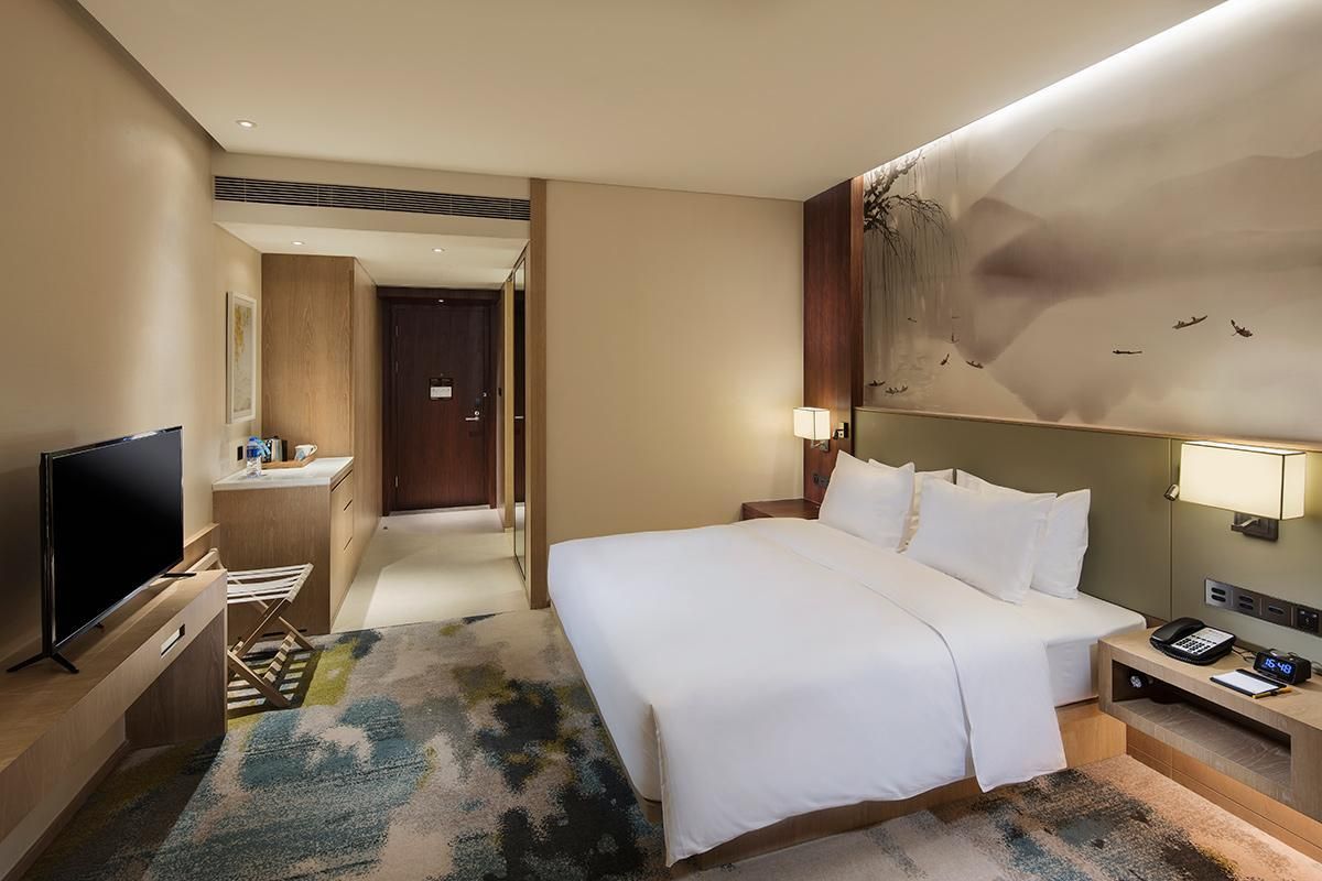 KING BED STANDARD GUEST ROOM