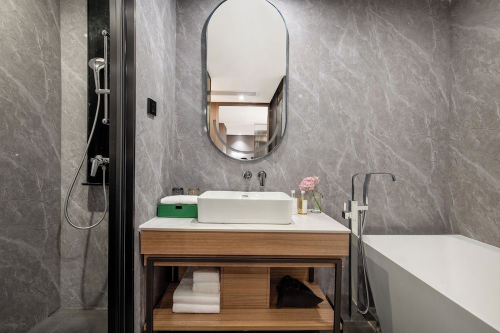 Holiday Inn Guangzhou Zhujiang New Town by IHG Premium Room, 1 King Bed, City View 5