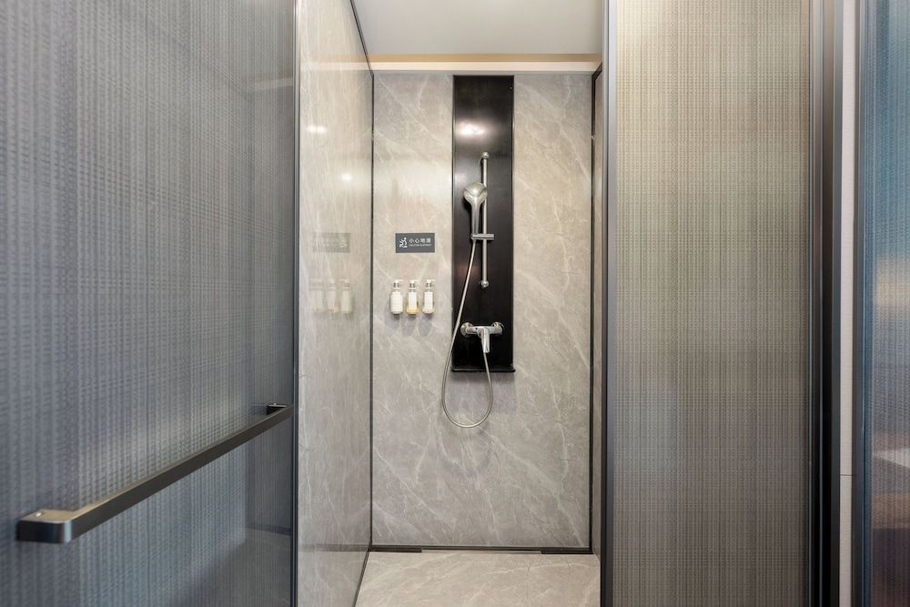 Holiday Inn Guangzhou Zhujiang New Town by IHG Premium Room, 1 King Bed, City View 6