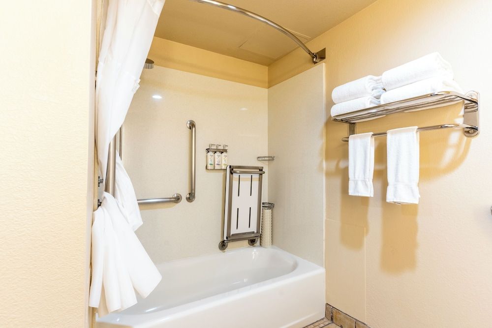 Grand Canyon Hotel and Suites Standard Single Room, 1 King Bed, Bathtub Grab Bars 3