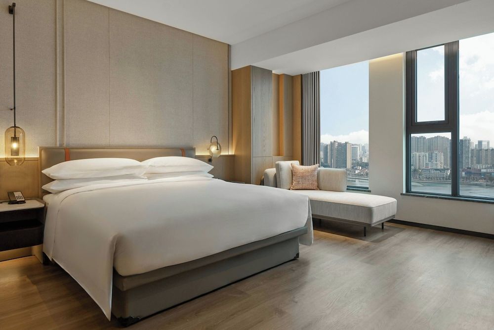 Sheraton Jiujiang Executive Suite, 1 King Bed, Lake View