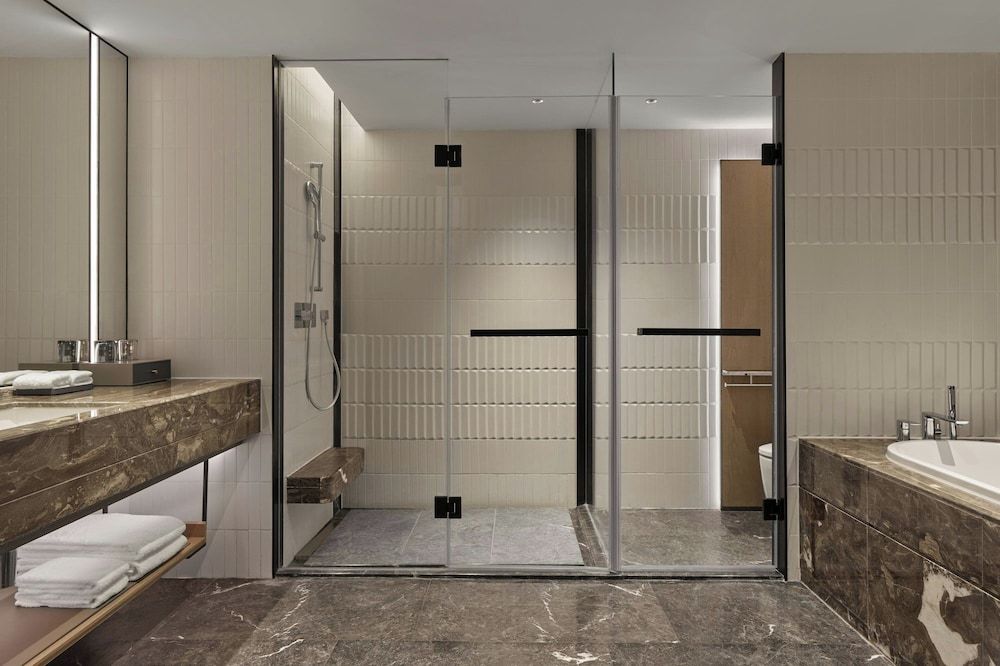 Sheraton Jiujiang Executive Suite, 1 King Bed, Lake View 2