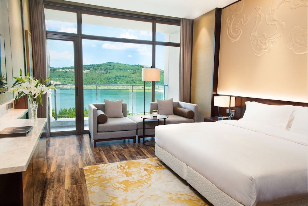 Grand Room with King Bed