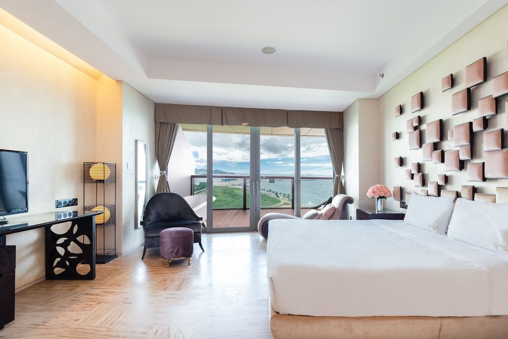 Deluxe Double Room, Sea View（8-12F）