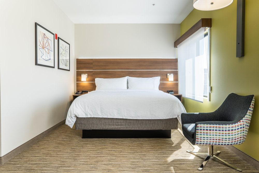 Standard Room, 1 King Bed, Accessible (Accessible Tub)