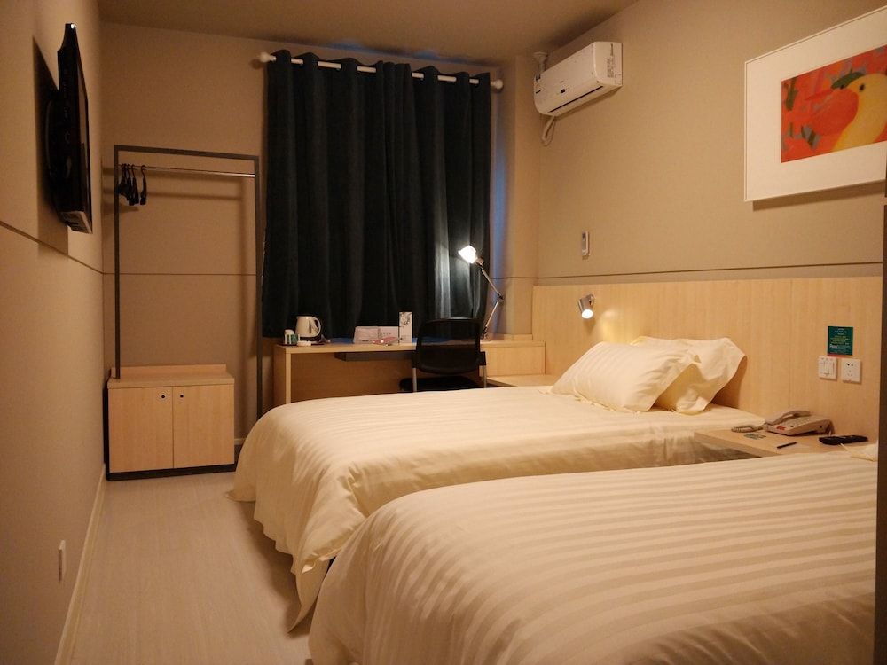 Twin Room (B)
