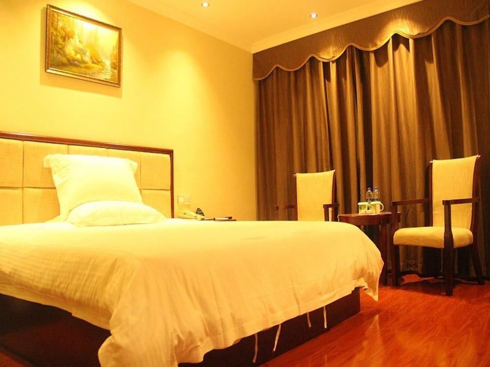 undefined GreenTree Inn Guangzhou Chimelong Paradise Yuangang Metro Station Hotel 6