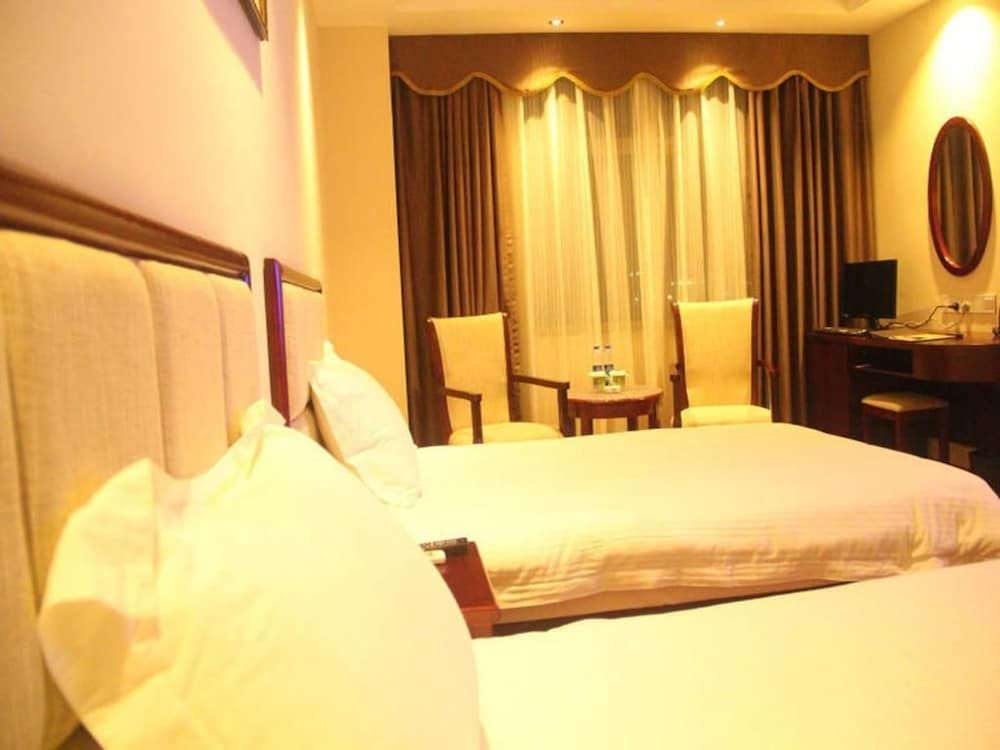 undefined GreenTree Inn Guangzhou Chimelong Paradise Yuangang Metro Station Hotel 9
