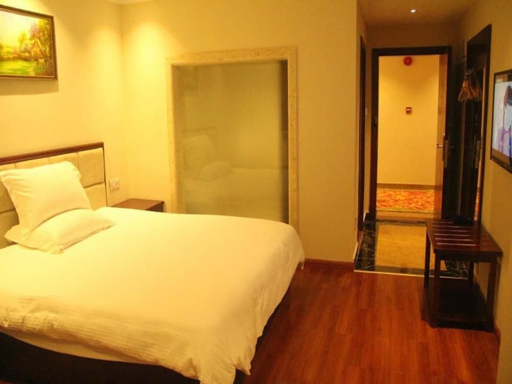 undefined GreenTree Inn Guangzhou Chimelong Paradise Yuangang Metro Station Hotel 8