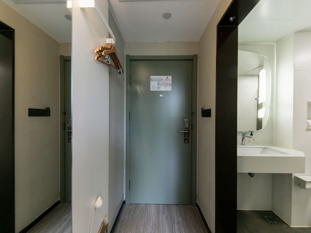 ibis Shanghai Gubei Twin Room 4