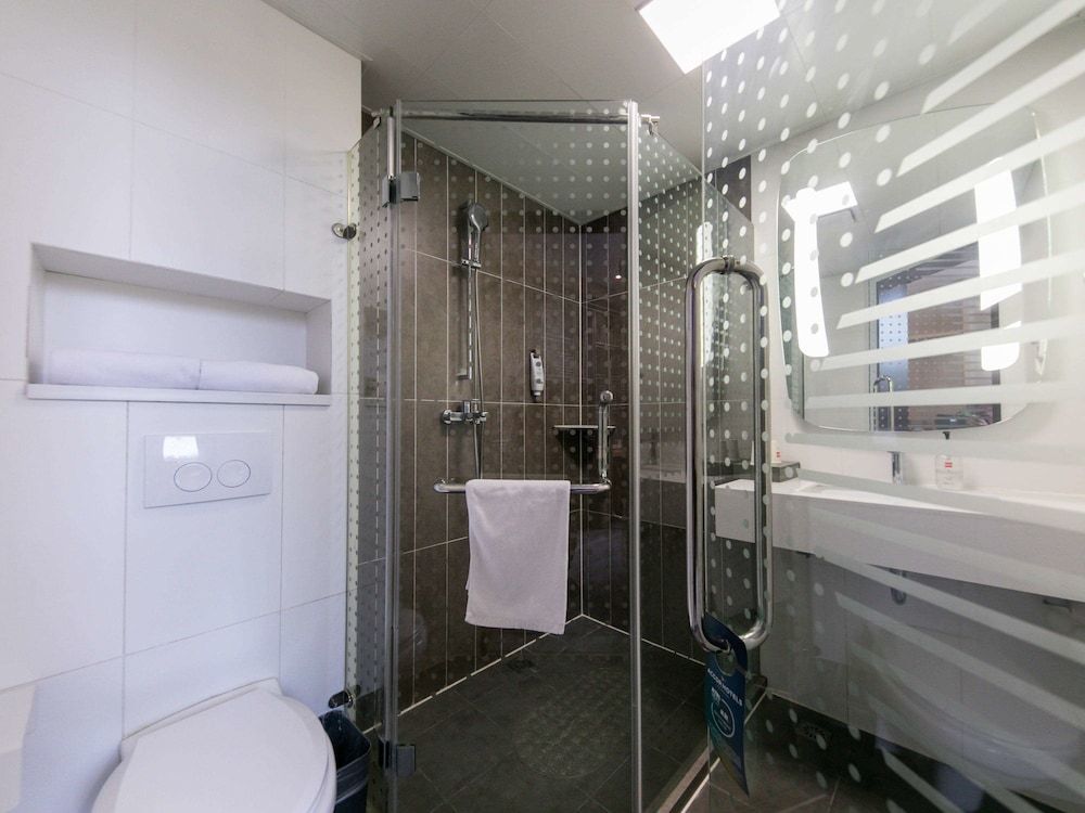 ibis Shanghai Gubei Double Room 6