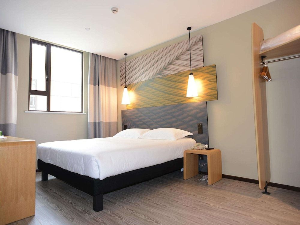 ibis Shanghai Gubei Superior Double Room 5