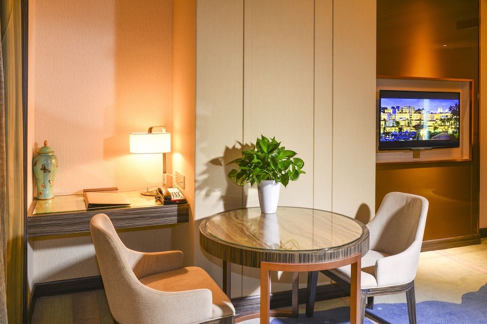 Ramada Heze Deluxe Room, 1 King Bed, Non Smoking 4