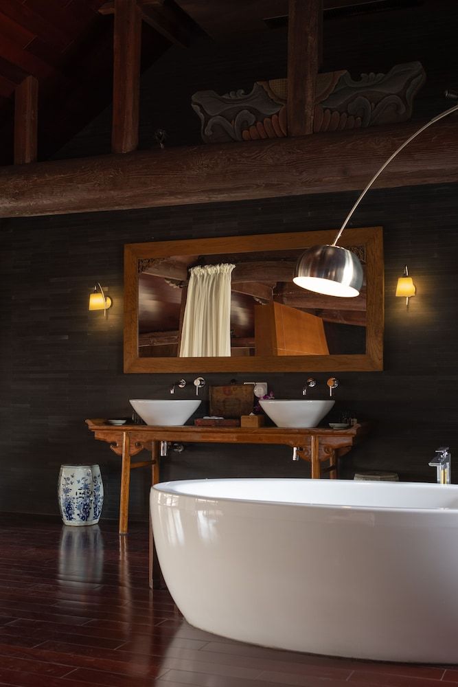 Jing's Residence Master Suite 2