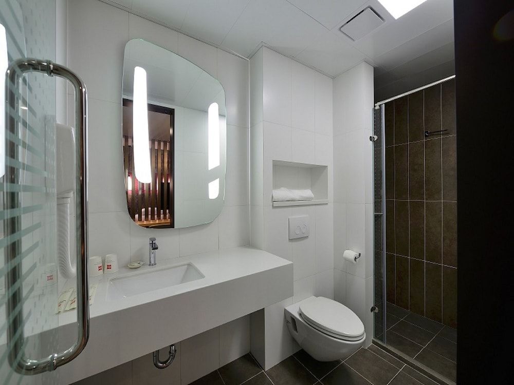 ibis Shanghai New Hongqiao Superior Double Room 4