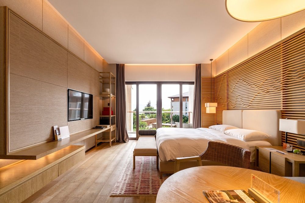 Deluxe Room, 1 King Bed, Partial Sea View