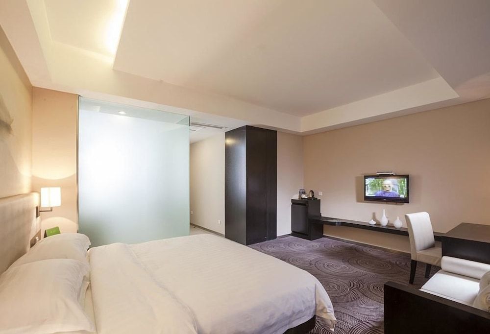 Double Room (Super Sassy)
