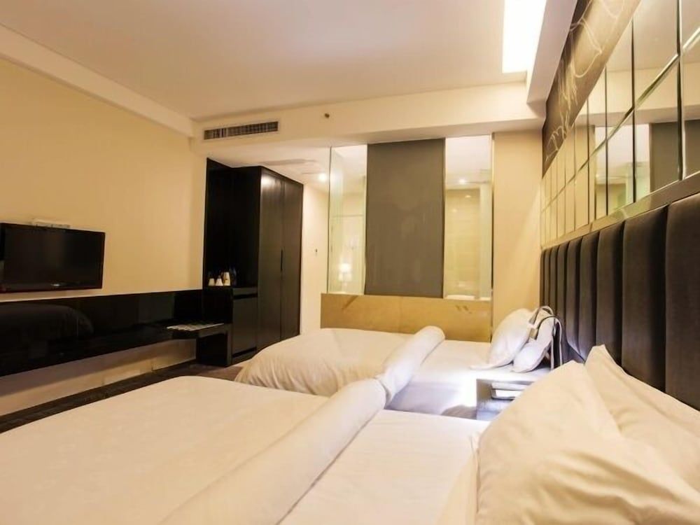 Twin Room (Extreme Sassy)