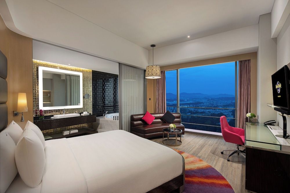 Hard Rock Hotel Shenzhen Superior King Room (Large Round Bathtub)