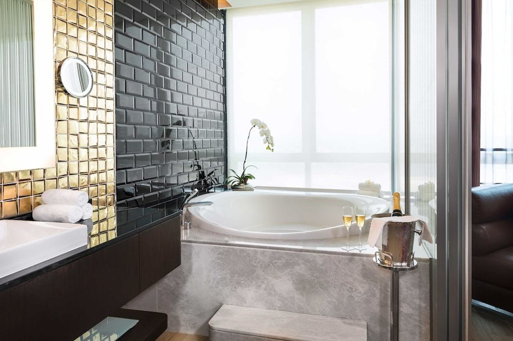 Hard Rock Hotel Shenzhen Superior King Room (Large Round Bathtub) 6