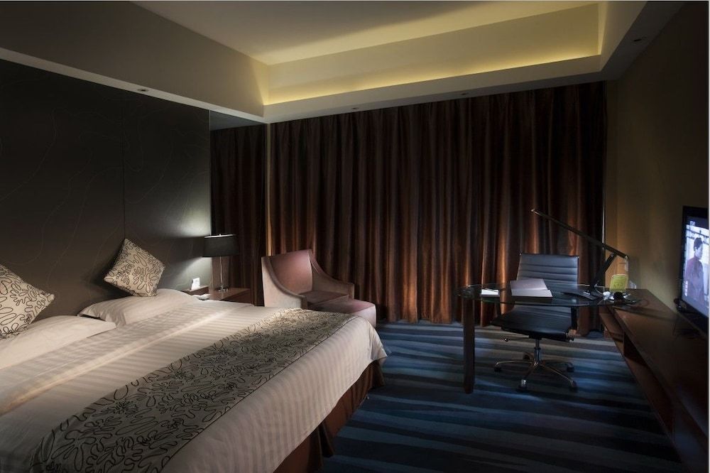 Double Room (Super Sassy)