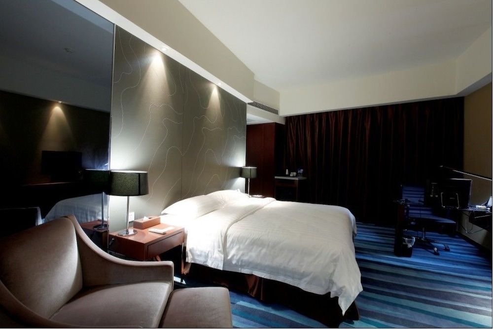 Double Room (Extreme Sassy)