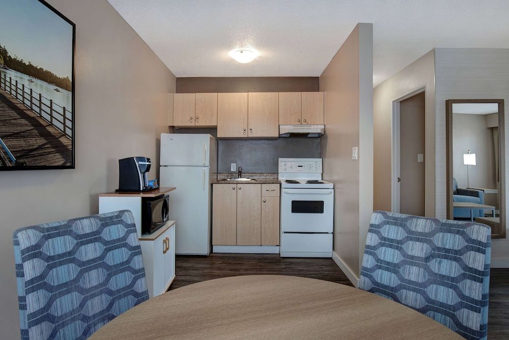 1 Queen Bed Non-Smoking Water View Suite With Sofa Bed
