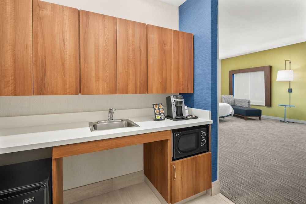 Suite, 1 King Bed, Accessible (Comm Access,Roll-In Shower)