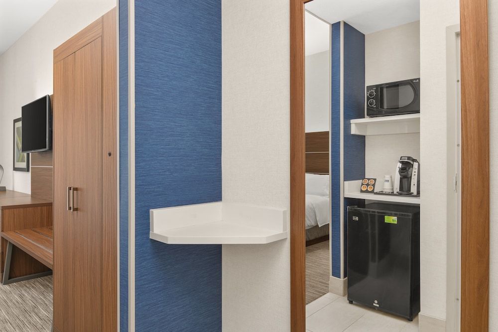 Suite, 1 King Bed, Accessible (Comm Access)