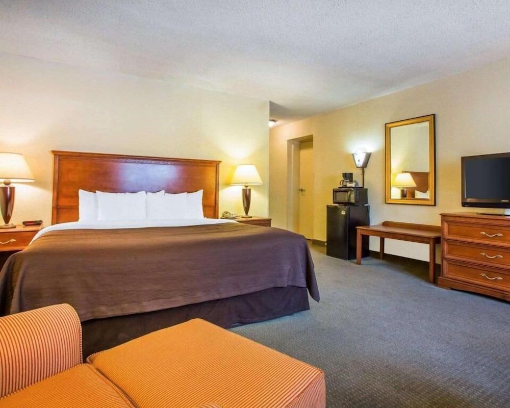 Standard Single Room, 1 King Bed, Non Smoking, Bathtub