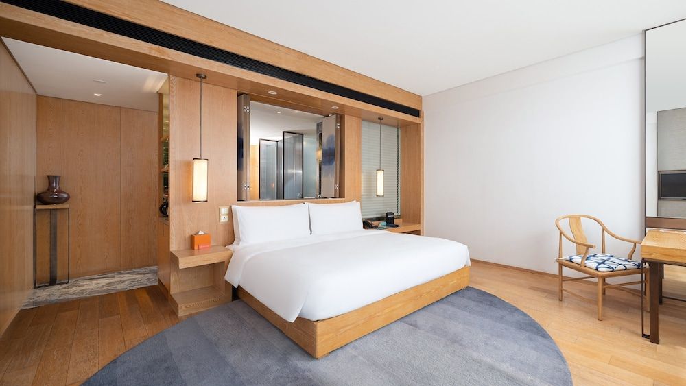 Standard Room, 1 King Bed, Lake View (140 Degree Lake View High Floor)